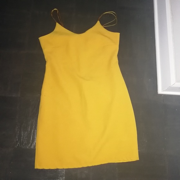 Yellow dress - Picture 3 of 7